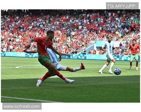 足球艺术照展现球场上的激情与优雅捕捉运动员的瞬间之美与力量